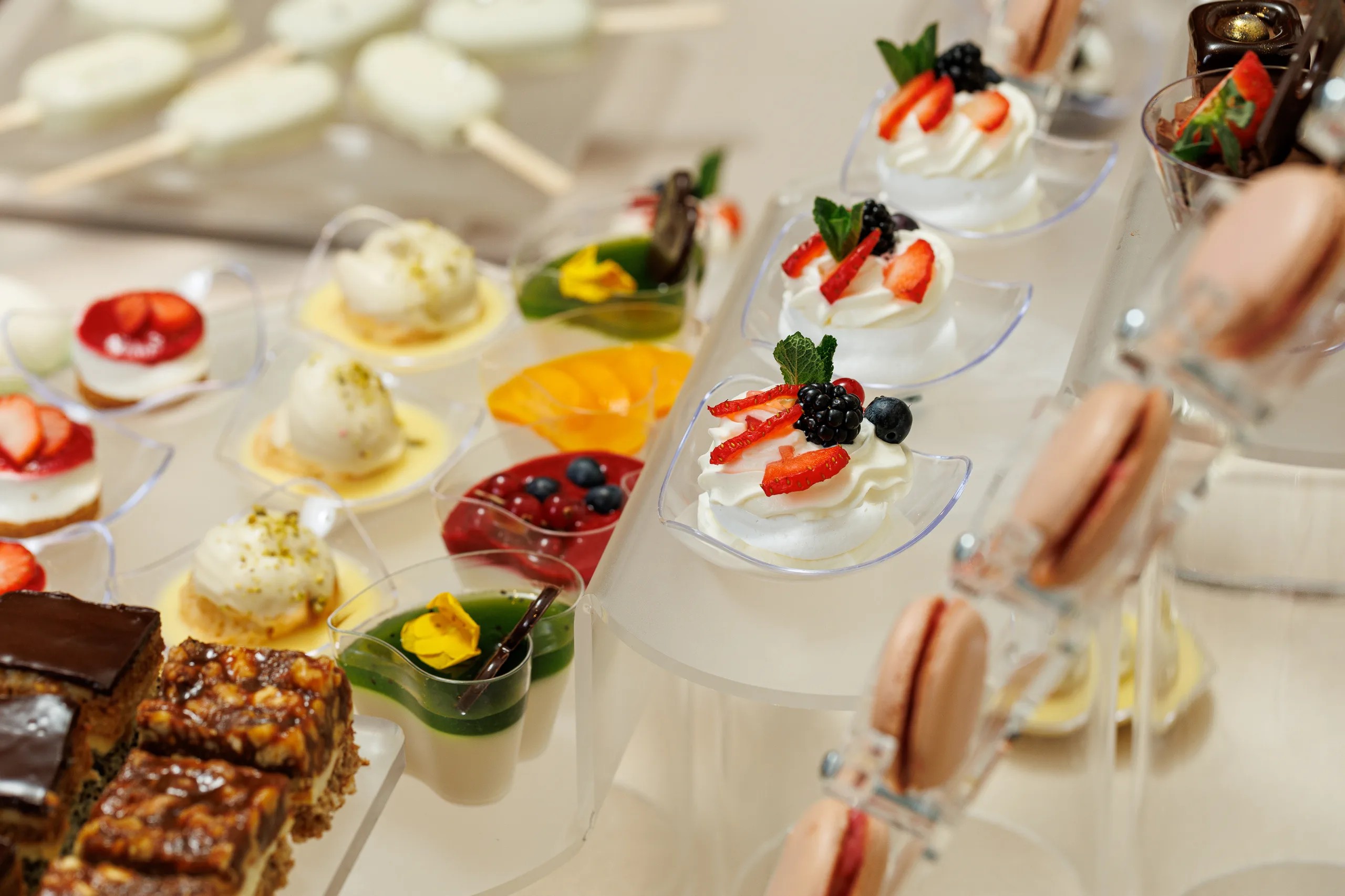 Candy bar cu deserturi și fructe