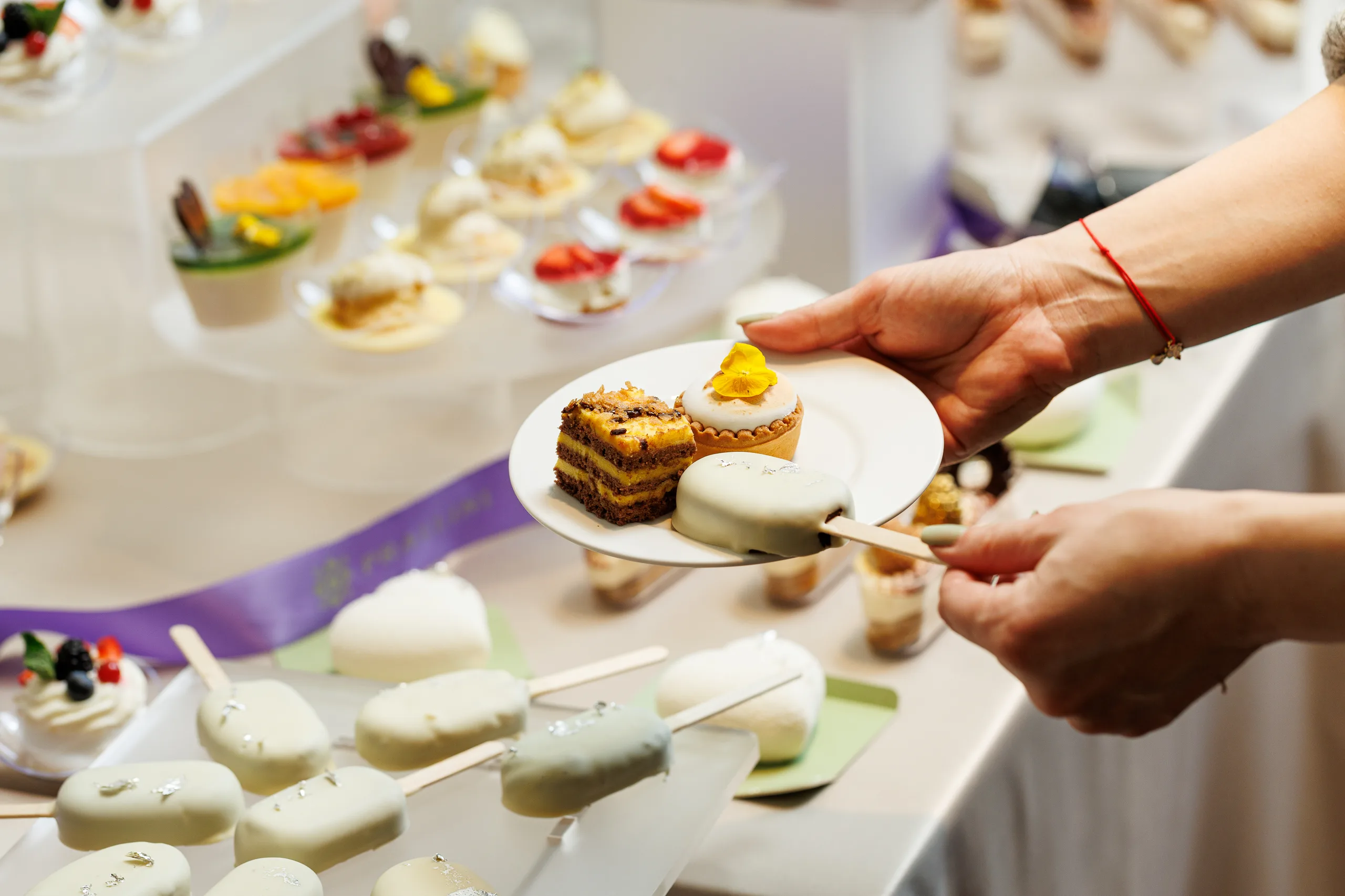 Selecție de deserturi servită la un eveniment